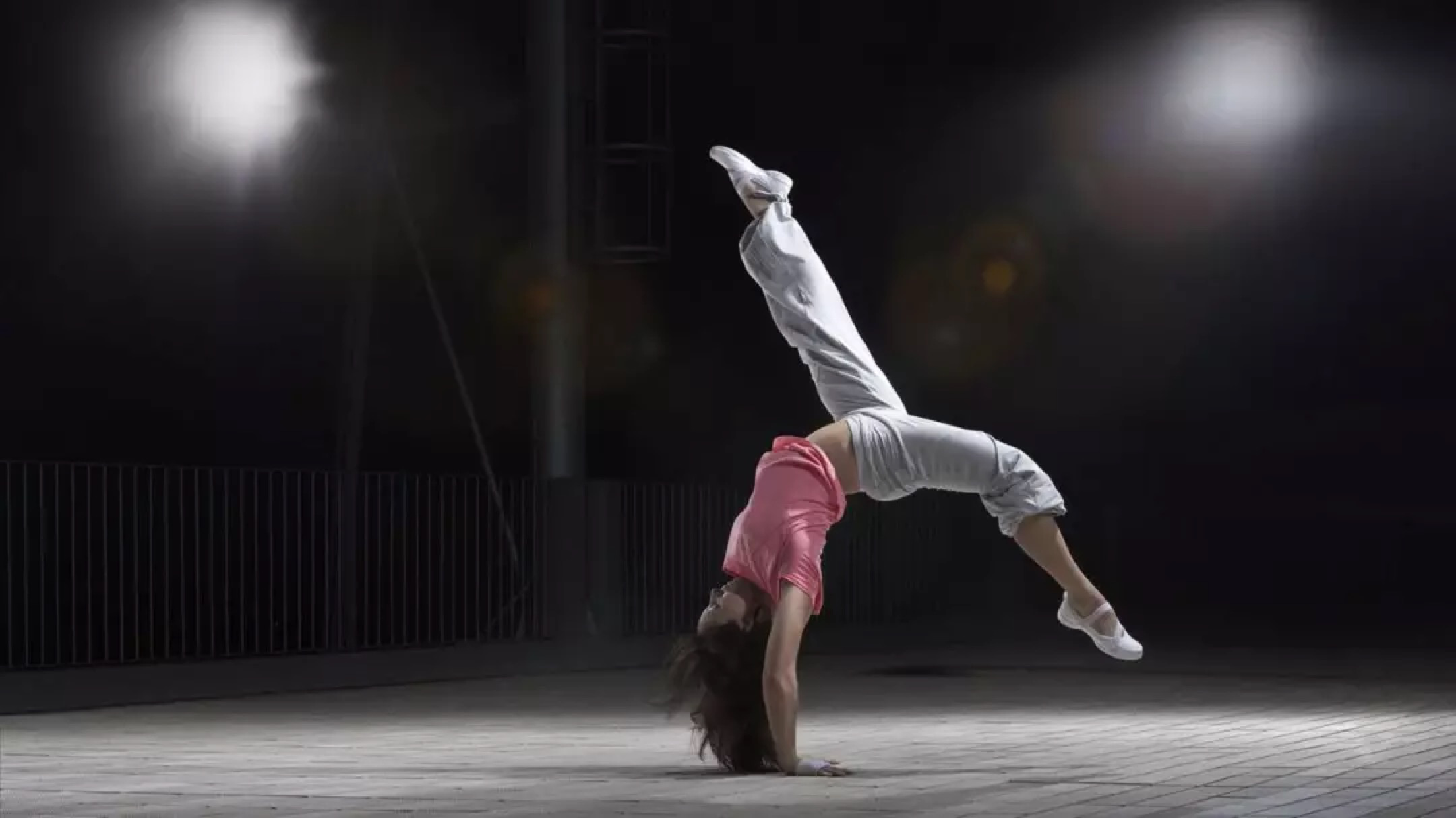 个人认为训练难度从简到难分可是压腰 耗腰 跪下腰 涮腰 下腰.